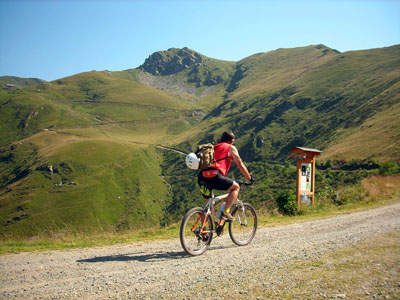 I ripidi tornanti sotto l'Alpe Monastero